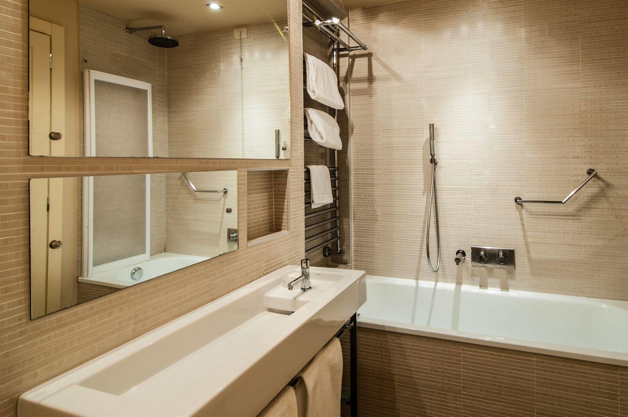 Roccamare Resort - Ville E Appartamenti Кастильоне-делла-Пеская Экстерьер фото
